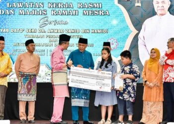 AHMAD Zahid Hamidi (empat kanan) bersama Asyraf Wajdi (tiga kanan) menyampaikan sumbangan bencana kepada pelatih Giat MARA di MRSM Kota Kinabalu hari ini