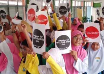 DALAM sebuah program kesedaran merokok, vape dan penggunaan e-rokok yang dijalankan oleh Persatuan Pengguna Pulau Pinang (CAP) di Pulau Pinang mendapati 200 daripada 300 kanak-kanak mengaku menghisap vape dua kali seminggu ketika ketiadaan ibu bapa.