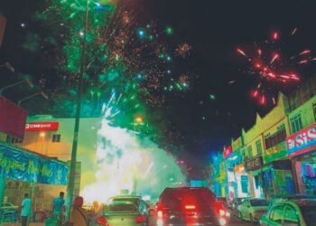 KERAJAAN perlu tegas mengehadkan tempoh membakar mercun dan bunga api hanya pada sebelum pukul 12 malam.