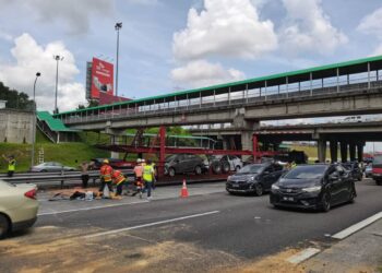 KEMALANGAN membabitkan sebuah treler membawa kereta berjenama Proton di Kilometer 263.1 Lebuh Raya Utara Selatan arah selatan dekat Seremban pagi tadi.