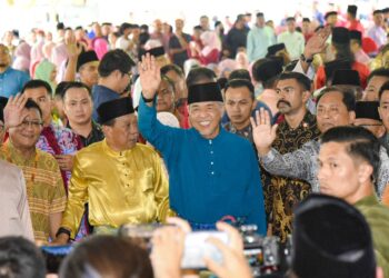 AHMAD Zahid Hamidi semasa tiba pada Majlis Rumah Terbuka Hari Raya Aidilfitri Badan Perhubungan UMNO Sabah di Kota Kinabalu hari ini.