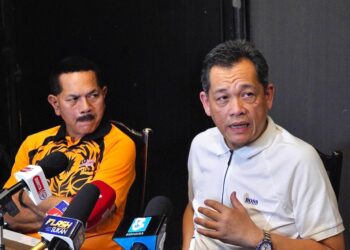 Presiden Persatuan Bola Sepak Malaysia (FAM), Datuk Hamidin Mohd Amin (kanan) ketika ditemui dalam  majlis makan malam bersama petugas media di Sukan SEA Kemboja 2023, Phnom Penh hari ini. (Foto: Amir Khalid/UTUSAN)