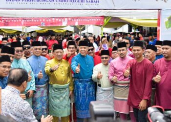 AHMAD Zahid Hamidi (tengah) bersama Pengerusi Perhubungan UMNO Sabah, Datuk Seri Bung Moktar Radin (tiga kiri) semasa majlis rumah terbuka UMNO Sabah di Kota Kinabalu hari ini.