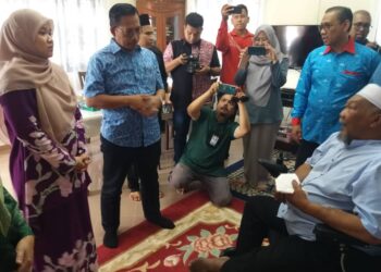 FADHLINA Sidek beramah mesra dengan Faham Kosiran (kerusi roda) pada program itu di Tanjong Karang, Kuala Selangor, Selangor, hari ini. - UTUSAN / ISKANDAR SHAH MOHAMED