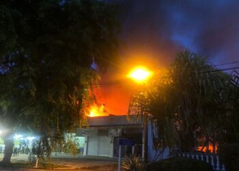 API marak begitu cepat menyebabkan tiga unit kedai di Tanjung Api, Kuantan,dekat sini, musnah seratus peratus dalam kejadian kira-kira pukul 7.20 malam semalam. -GAMBAR Ihsan JBPM Pahang