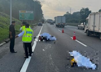 DUA beradik maut dalam kemalangan membabitkan sebuah motosikal dan sebuah lori di Kilometer 257.4 Lebuhraya Utara Selatan arah selatan dekat Seremban pagi tadi.-GAMBAR/IHSAN POLIS