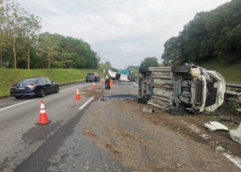 DUA kereta terbalik selepas terlibat kemalangan di Kilometer 192.6 arah Utara PLUS berhampiran Alor Gajah, Melaka.