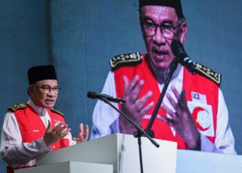 ANWAR Ibrahim berucap merasmikan Ibu Pejabat Persatuan Bulan Sabit Merah Malaysia (PBSMM) dan melancarkan Sambutan Ulang Tahun Ke-75 di Ibu Pejabat PBSSM di sini, hari ini. -UTUSAN/FARIZ RUSADIO