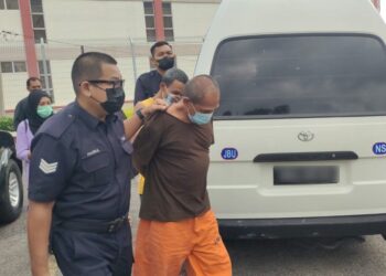 AMRAN Abd. Radzak (depan) dibawa ke Mahkamah Majistret Bahau, Jempol hair ini atas tuduhan tertembak rakannya semasa memburu di Jelebu, bulan lalu.-UTUSAN/NOR AINNA HAMZAH.