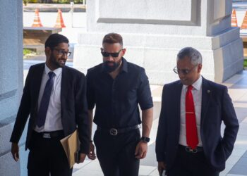 SHARNAAZ Ahmad (tengah) ketika tiba di Mahkamah Majistret Kuala Lumpur hari ini. -UTUSAN/SADAM YUSOF