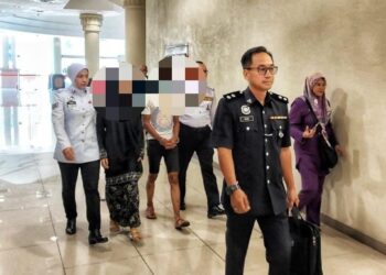 KEDUA-DUA remaja yang didakwa melakukan aksi 'wheelie' ketika menaiki motosikal di Jalan Chendor-Kuantan, di bawa keluar dari Mahkamah Trafik Kuantan selepas membuat pengakuan bersalah, di sini, hari ini. UTUSAN/ DIANA SURYA ABD WAHAB