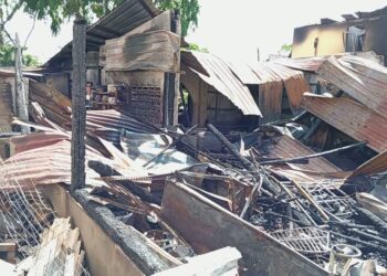 KESELURUHAN rumah yang bercantum dengan kedai makan Nasi Minyak Eda Yassin musnah dalam kebakaran di Tanjung Api di Kuantan, Pahang. - UTUSAN/ DIANA SURYA ABD WAHAB