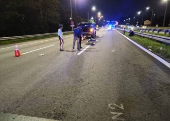 SEORANG remaja lelaki maut manakala dua lagi cedera parah dalam kemalangan melibatkan tujuh buah motosikal di Kilometer 259.9 Lebuhraya Utara-Selatan menuju arah Utara di Seremban awal pagi tadi.-GAMBAR/IHSAN POLIS.
