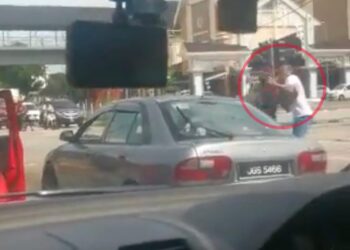 TANGKAP layar video tular yang memaparkan pergaduhan dua individu di persimpangan lampu isyarat dekat Ampangan, Seremban.