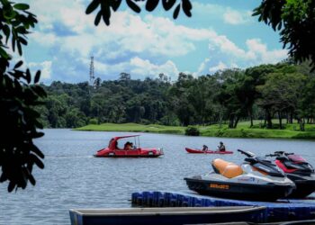 PELANCONG melakukan aktiviti air dengan menyewa e-Boat, kayak atau paddle boat di Tasik Ayer Keroh, Melaka. - UTUSAN/SYAFEEQ AHMAD