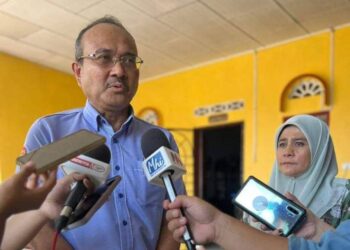 ABD. RAZAK Omar bercakap kepada pemberita ketika ditemui di Kampung Solok Duku, Masjid Tanah, Alor Gajah, Melaka. - UTUSAN/AMRAN MULUP