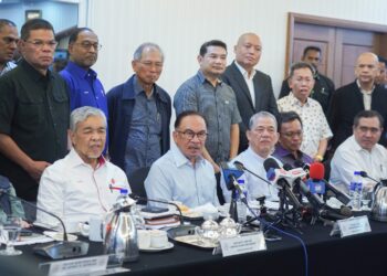 ANWAR Ibrahim pada sidang akhbar selepas mempengerusikan Mesyuarat Kerajan Perpaduan di Pusat Dagangan Dunia Kuala Lumpur. - UTUSAN/SHIDDIEQIIN ZON