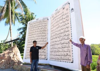 THOLIB Mustopa (kiri) bersama Mat Rokey Wan Kechik menunjukkan replika al-Quran di Kampung Pok Punggoh, Yala, Thailand semalam-UTUSAN/KAMARUL BISMI KAMARUZAMAN