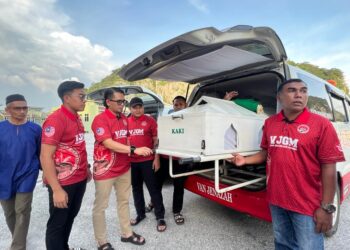 SEBAHAGIAN sukarelawan Persatuan Van Jenazah Gua Musang (VJGM) yang aktif membantu menguruskan jenazah golongan asnaf di Gua Musang, Kelantan. - UTUSAN/AIMUNI TUAN LAH