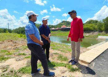 MAHIDI Mahamood (tengah) bersama Izizam Ibrahim (kanan) ketika melakukan tinjauan keadaan semasa Empangan Timah Tasoh, Padang Besar, Perlis. – UTUSAN/SYED AZLAN SAYID HIZAR