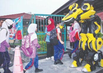 PEMAKAIAN pakaian sukan ke sekolah dapat mengurangkan bahang kesan daripada strok haba.