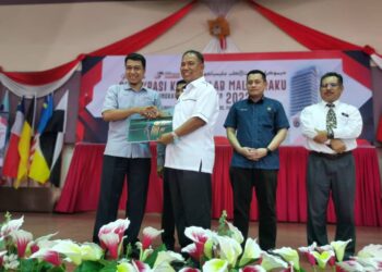 MUHD. Nor Aswadi Md. Nor (kiri) menyampaikan sijil kepada peserta yang hadir pada Program Demokrasi Kita@Kelab Malaysiaku Peringkat Negeri Kelantan 2023 di Sekolah Menengah Kebangsaan (SMK) Bandar Machang, Kelantan hari ini.