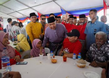 AHMAD Zahid Hamidi dan Johari Abdul Ghani beramah mesra dengan orang ramai pada Majlis Rumah Terbuka Aidilfitri Parlimen Titiwangsa dan Wilayah Persekutuan, di Kampung Baru, Kuala LUmpur. - UTUSAN/SHIDDIEQIIN ZON