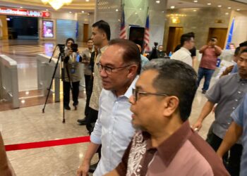 ANWAR Ibrahim tiba untuk menghadiri Majlis Perundingan Pimpinan Kerajaan Perpaduan Malaysia di Menara Dato Onn.