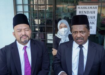 PEGUAM syarie, Datuk Akberdin Abdul Kader yang mewakili Puteri Sarah (kanan) bersama peguam syarie, Azmi Mohd Rais (kiri) yang mewakili Syamsul Yusof bercakap pada pemberita selepas sebutan semula tuntutan nusyuz di Mahkamah Rendah Syariah Gombak Timur di sini, hari ini.-UTUSAN/FARIZ RUSADIO