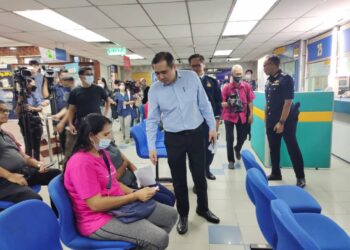 ANTHONY Loke Siew Fook beramah mesra dengan pelanggan ketika mengadakan lawatan ke pejabat JPJ Negeri Sembilan  di Seremban hari ini.-UTUSAN/NOR AINNA HAMZAH.