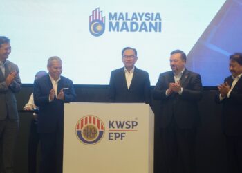 ANWAR Ibrahim merasmikan bangunan baharu KWSP di Kwasa Damansara. - UTUSAN/SHIDDIEQIIN ZON