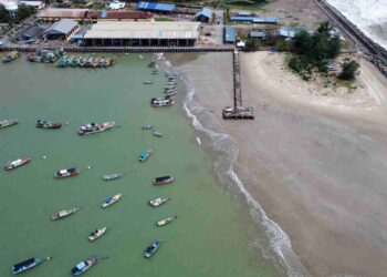 KEADAAN paras air yang cetek di Pelabuhan LKIM di Chendering, Kuala Terengganu. – UTUSAN/PUQTRA HAIRRY ROSLI