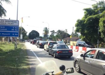 KESESAKAN trafik yang sering berlaku di Jalan Seremban-Kuala Pilah menyebabkan terdapat permintaan supaya satu laluan baharu dibina bagi menghubungkan Seremban sehingga ke Jempol.-UTUSAN/ZAKKINA WATI AHMAD TARMIZI.
