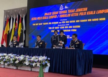 AZMI Abu Kassim (tengah) hadir dalam majlis serah tugas antara Datuk Yahaya Othman dengan Datuk Abu Samah Mohd. Nor sebagai Pemangku Ketua Polis Kuala Lumpur.