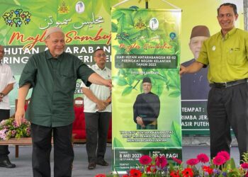 MOHD. Amar Nik Abdullah (kiri) ketika melancarkan gimik sambutan Hari Hutan Antarabangsa ke 52 Peringkat Kelantan di Taman Eko Rimba Jeram Linang, Pasir Puteh, Kelantan, hari ini. UTUSAN/TOREK SULONG