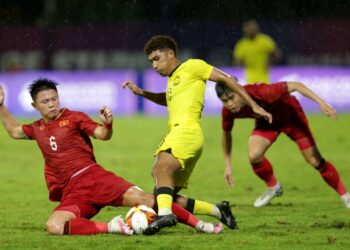 Penyerang negara, Aliff Izwan cuba melepasi kawalan pemain Vietnam sebelum tumpas 1-2 dalam aksi ketiga peringkat Kumpulan B Sukan SEA Kemboja 2023 di Stadium Prince, Phnom Penh sebentar tadi.