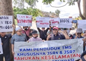 SEBAHAGIAN penduduk Taman Muzaffar Shah melakukan piket aman bagi membantah projek pembangunan komersial yang merosakkan cerun tebing di Ayer Keroh, Melaka. - UTUSAN/MUHAMMAD SHAHIZAM TAZALI