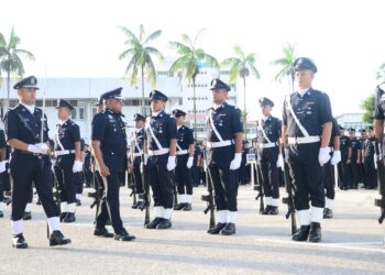 RAMLI Mohamed Yusoof (dua, kiri) memeriksa perbarisan ketika menghadiri Perhimpunan Khas sempena pertukaran Ketua Polis Pahang di Ibu Pejabat Polis Kontinjen (IPK) Pahang di Kuantan, Pahang. - UTUSAN/SHAIKH AHMAD RAZIF