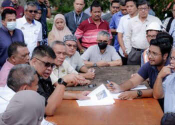 AB. RAUF Yusoh (tiga dari kiri) melakukan tinjauan dan pertemuan dengan penduduk Taman Muzaffar Shah, Ayer Keroh, Melaka. - UTUSAN/SYAFEEQ AHMAD