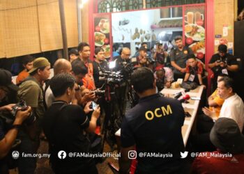 PERSATUAN Bola Sepak Malaysia (FAM) perlu sentiasa bersikap adil dengan mengenakan tindakan
terhadap mana-mana pihak atau kelab yang melanggar peraturan. – FB FAM