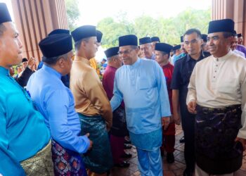 SAIFUDDIN Nasution Ismail diiringi Pemangku Ketua Pengarah Agensi Maritim, Datuk Saiful Lizan Ibrahim (kanan) beramah mesra dengan warga agensi Maritim ketika hadir pada Majlis Sambutan Hari Raya Aidilfitri Maritim Malaysia di Ibu Pejabat Maritim, Putrajaya. - UTUSAN/FAISOL MUSTAFA
