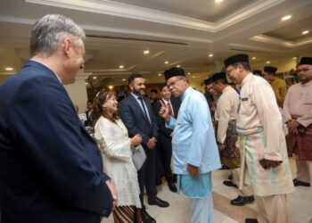 SAIFUDDIN Nasution Ismail beramah mesra dengan duta asing ketika hadir pada Majlis Sambutan Hari Raya Aidilfitri Maritim Malaysia di Ibu Pejabat Maritim, Putrajaya. - UTUSAN/FAISOL MUSTAFA