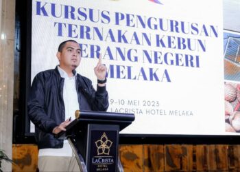 MUHAMAD AKMAL Saleh berucap pada Kursus Pengurusan dan Watikah Lantikan Peserta Kebun Kerang Melaka di sebuah hotel di Banda Hilir, Melaka. - UTUSAN/SYAFEEQ AHMAD