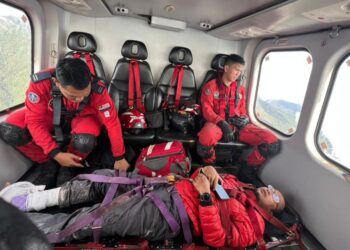 SEORANG pendaki yang mengalami kecederaan patah kaki dibawa menggunakan helikopter ke Hospital Gua Musang, Kelantan semalam-UTUSAN/UNIT UDARA JBPM