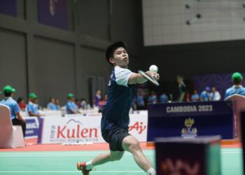 AKSI Leong Jun Hao yang turun sebagai perseorangan lelaki pertama dalam acara badminton berpasukan lelaki ketika menentang Thailand pada aksi separuh akhir di Sukan SEA Kemboja, hari ini.-UTUSAN/AMIR KHALID