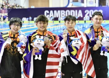 Kuartet renang negara diketuai Khiew Hoe Yan (dua dari kanan) berjaya meraih pingat perak acara 4x100 meter gaya bebas di Sukan SEA Kemboja dalam aksi yang berlangsung di Pusat Akuatik Morodok Techo, Phnom Penh hari ini.