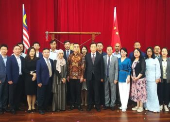 NOR Bahiyah Omar (bertudung) bersama delegasi universiti dari China bergambar selepas Sesi Taklimat Program Kolej INTEC-ACEC dekat Kolej Pengajian INTEC, Seksyen 17, Shah Alam, Selangor. - UTUSAN/ABDUL RAZAK IDRIS