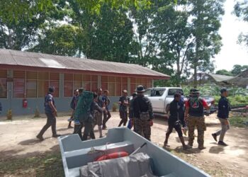 SEBAHAGIAN anggota pasukan mencari dan menyelamat yang digerakkan mencari Halim Asin di Kampung Aring 5, Gua Musang, Kelantan semalam.-UTUSAN/IHSAN MEDIA SOSIAL