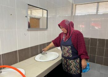 ROSLINA Dollah menunjukkan pili air yang tidak berfungsi di tandas Pasar Besar Gua Musang di Bandar Baru, Gua Musang, Kelantan.-UTUSAN/AIMUNI TUAN LAH