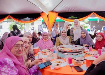 SEBAHAGIAN daripada usahawan IKS yang hadir pada Majlis Sambutan Hari Raya Aidilfitri Kuganu di  Kompleks Usahawan Terengganu, Kubang Jela, Manir, Kuala Nerus, semalam.